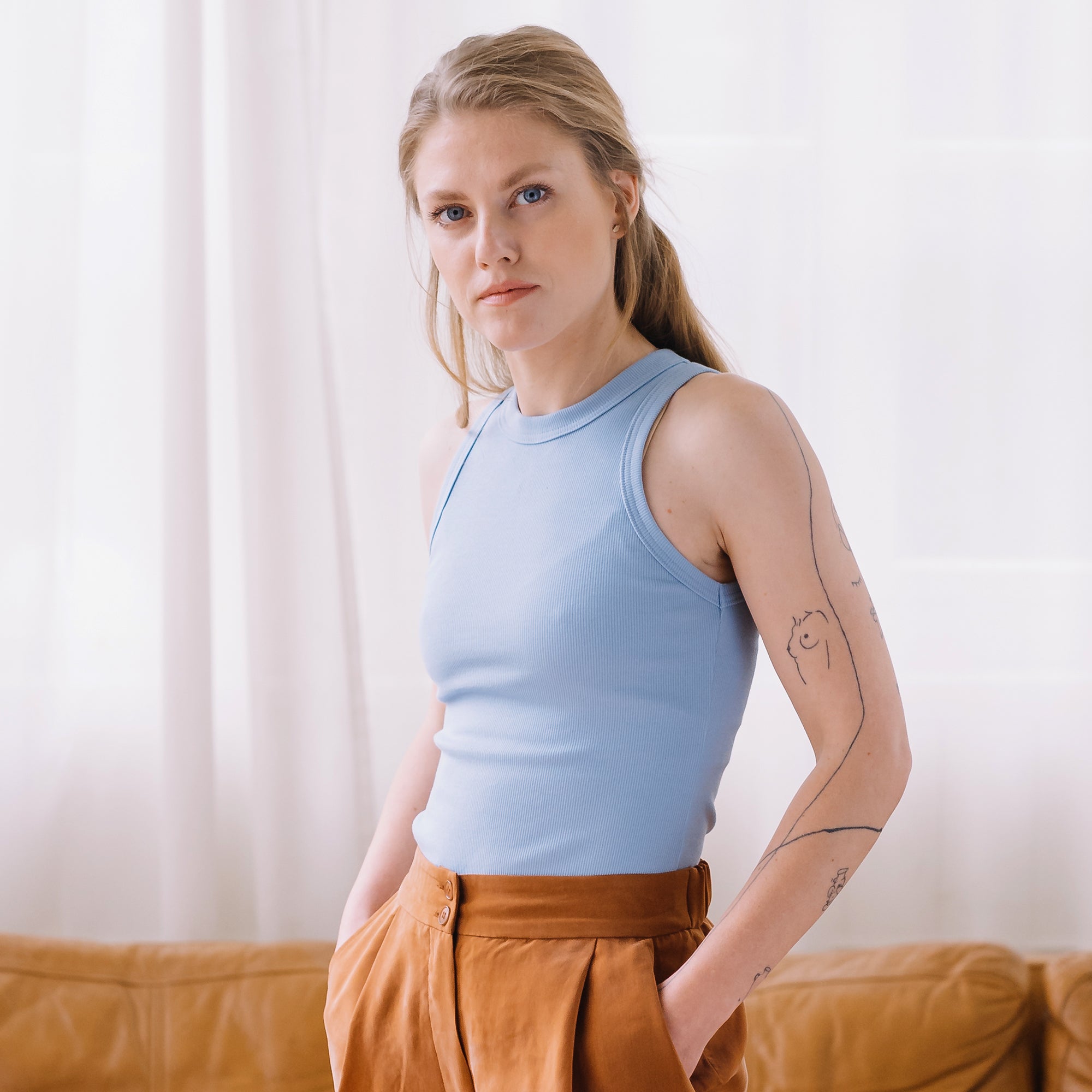 Tílko s americkými průramky