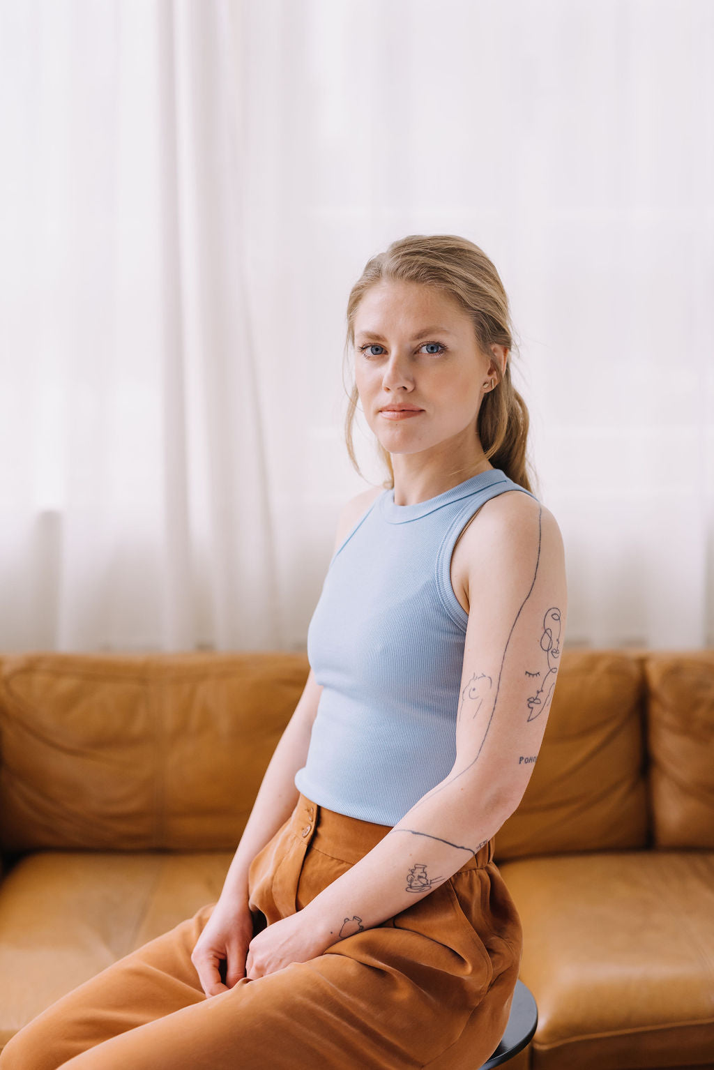 Tílko s americkými průramky