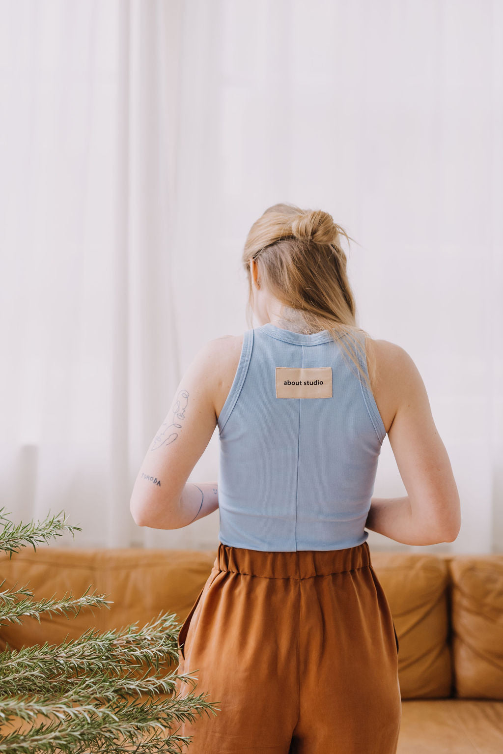 Tílko s americkými průramky