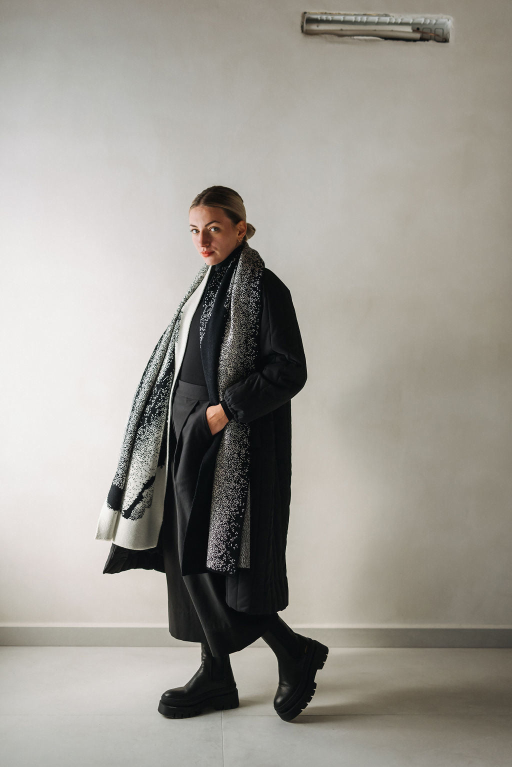 Merino šála černobílá