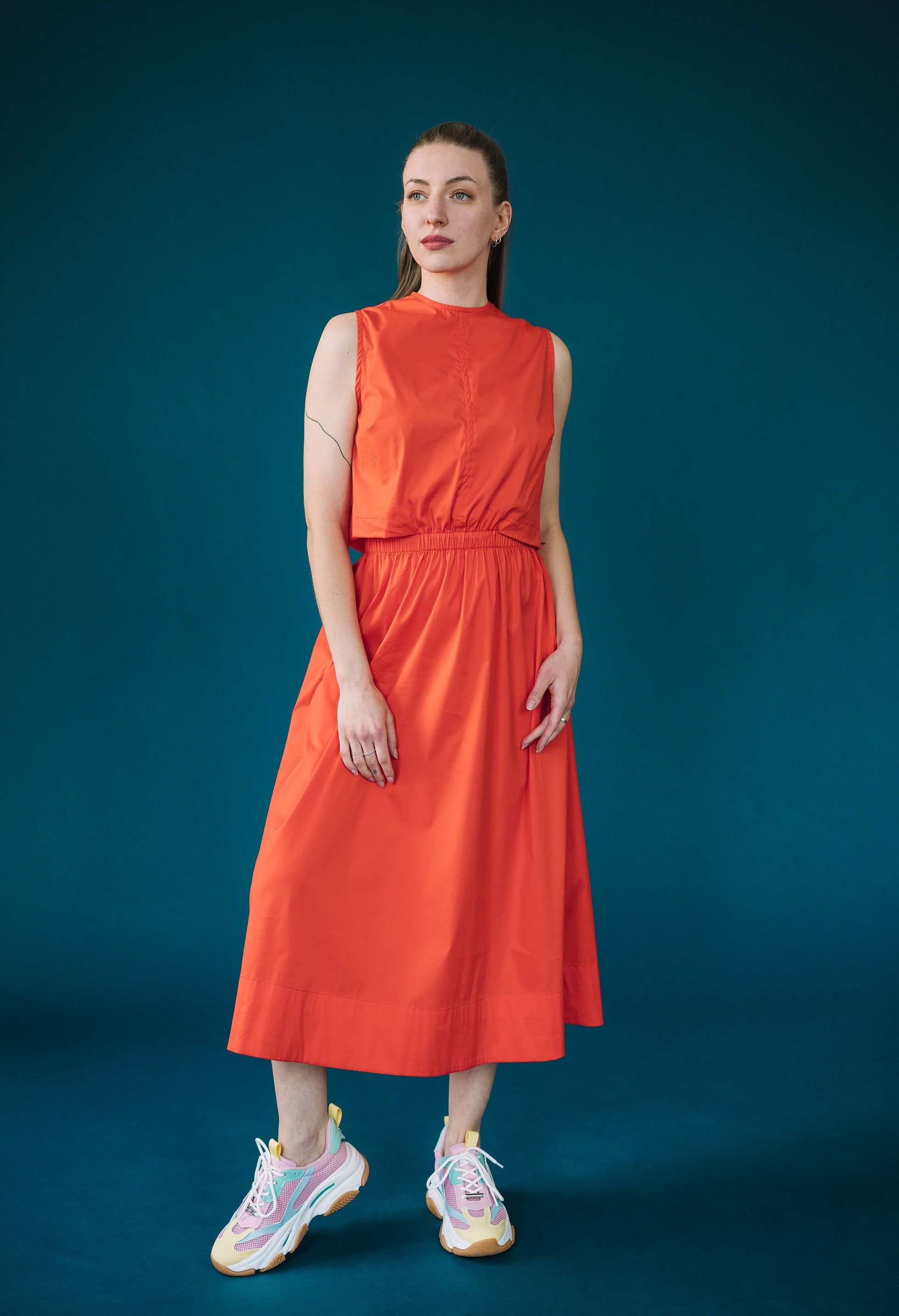 Šaty s prostřižením