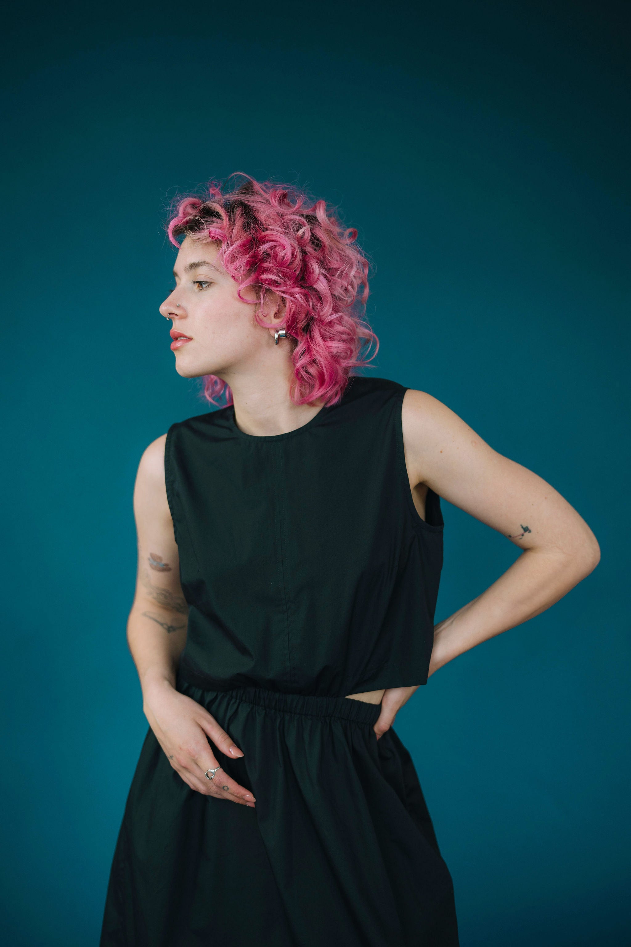 Šaty s prostřižením