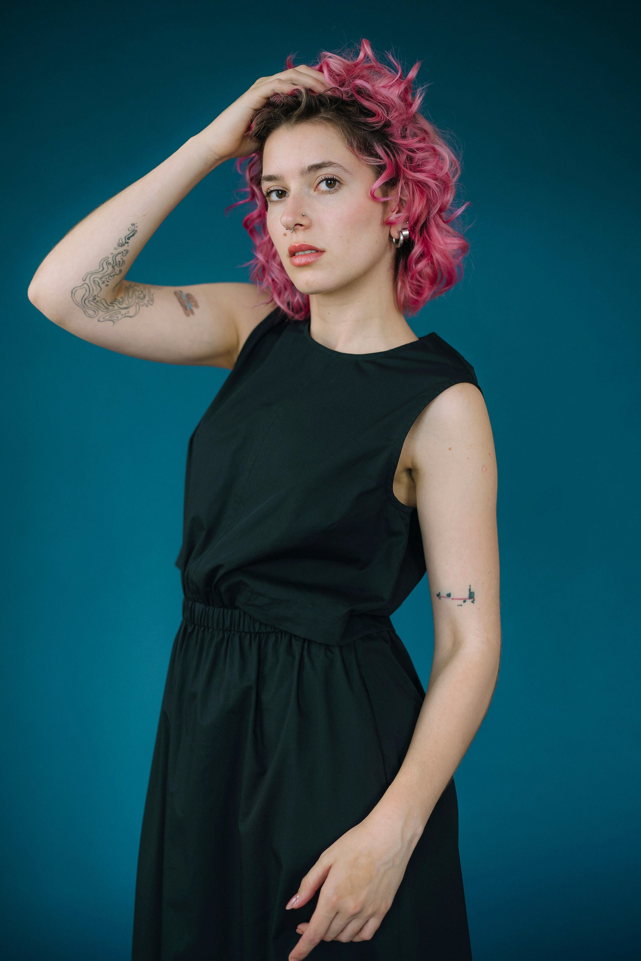 Šaty s prostřižením