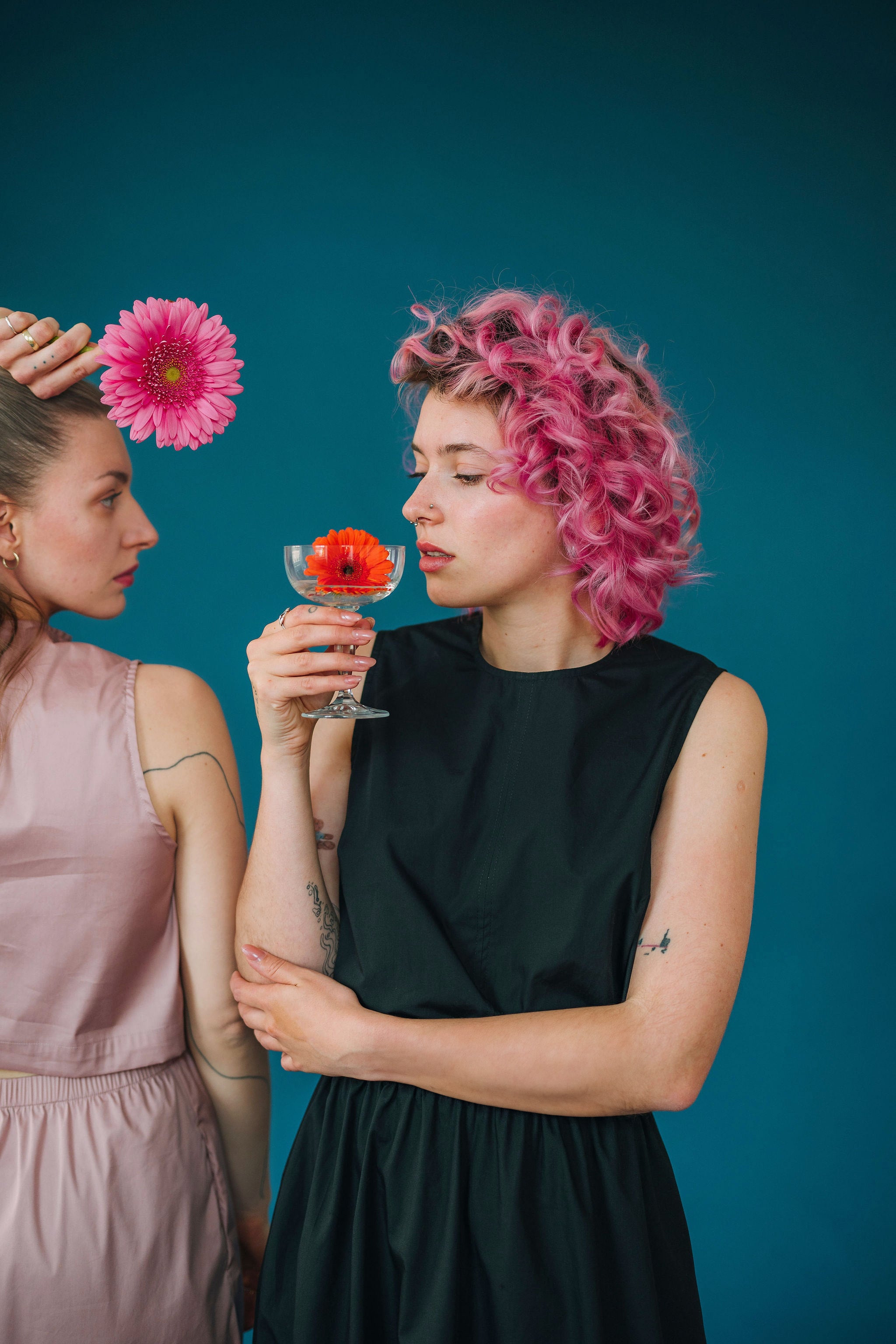 Šaty s prostřižením