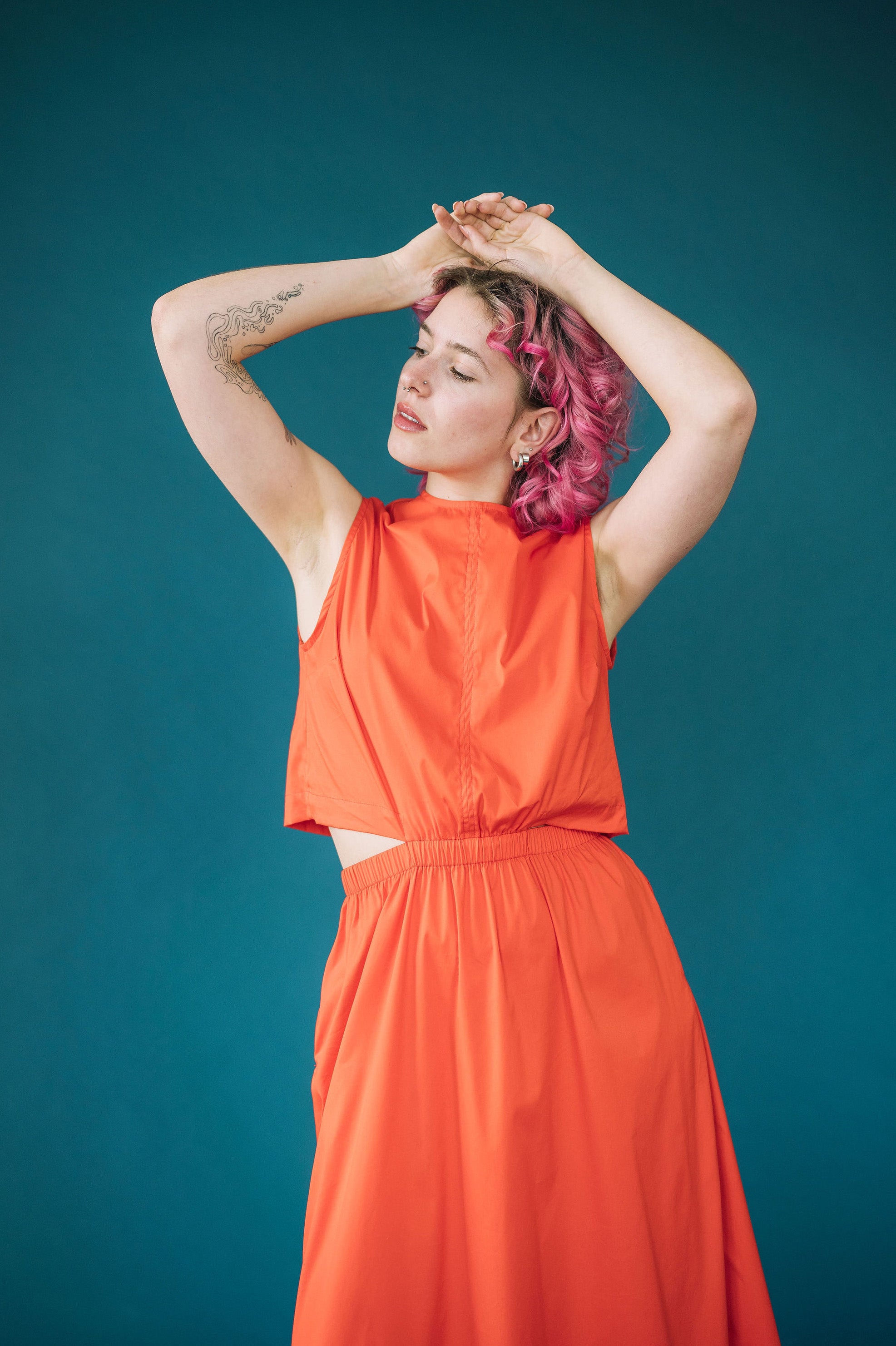 Šaty s prostřižením