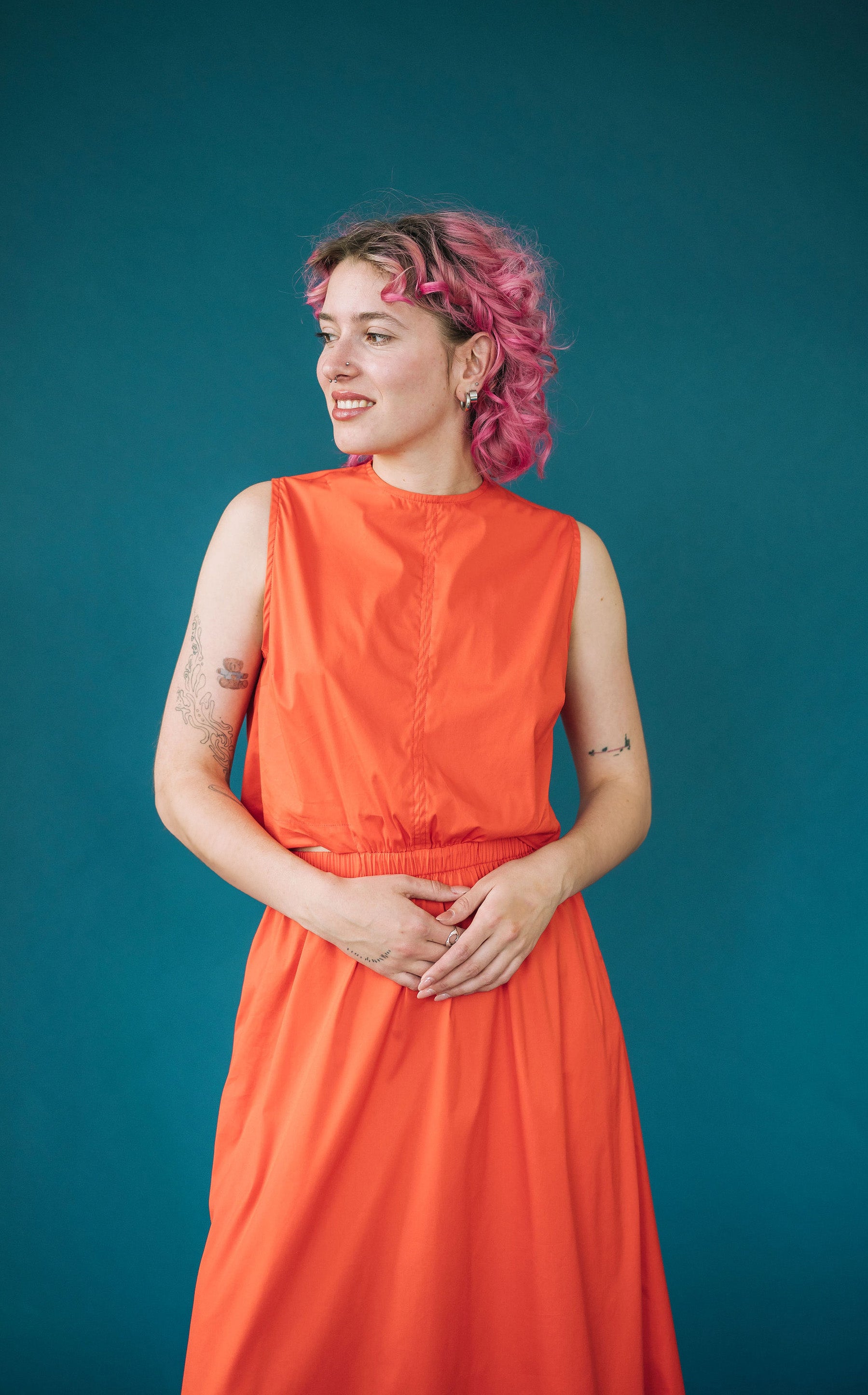 Šaty s prostřižením