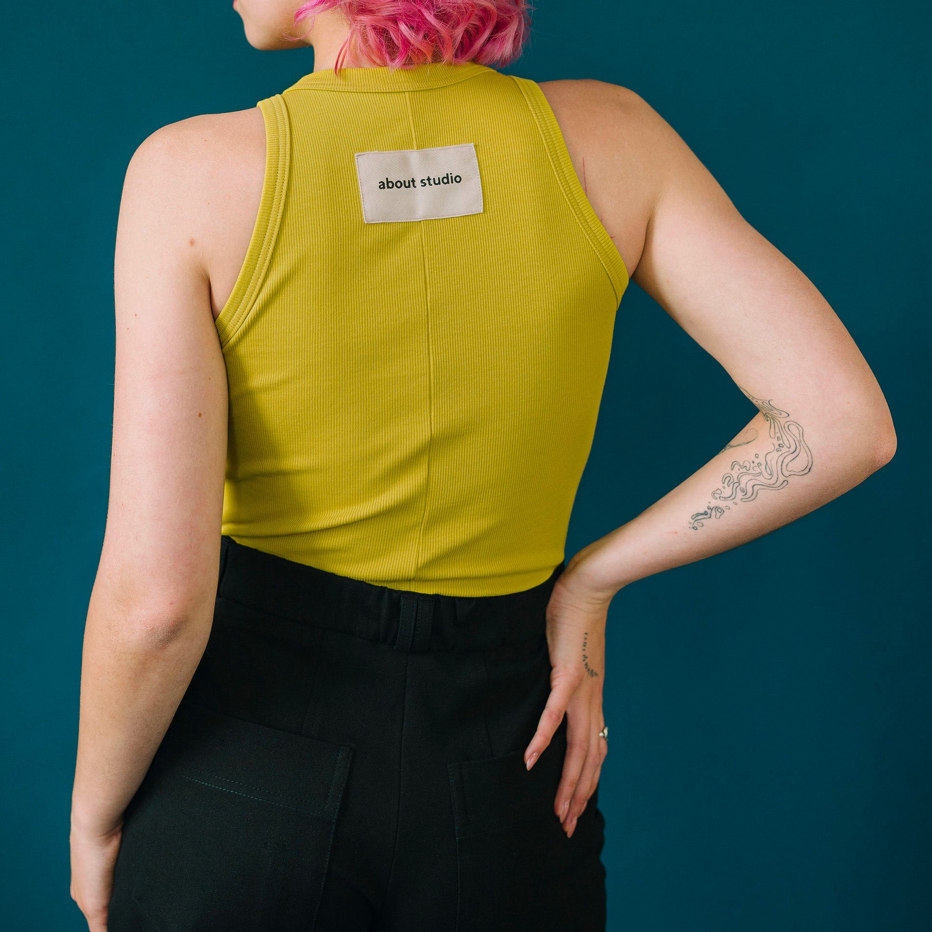 Tílko s americkými průramky